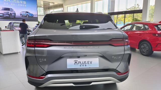 宋PLUS EV冠军版到店，时光灰很雅致，最高续航605km，充电速度