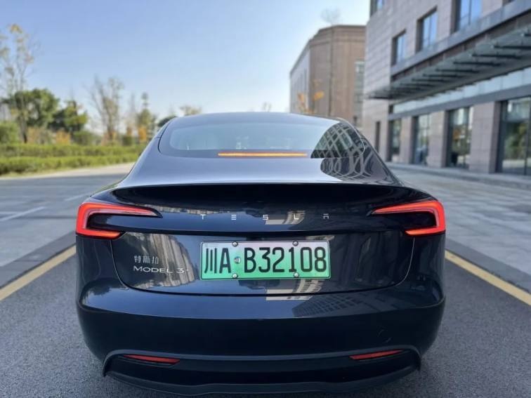试驾丨年轻人的车界“时尚单品”，Model 3焕新版到底有哪些惊喜？