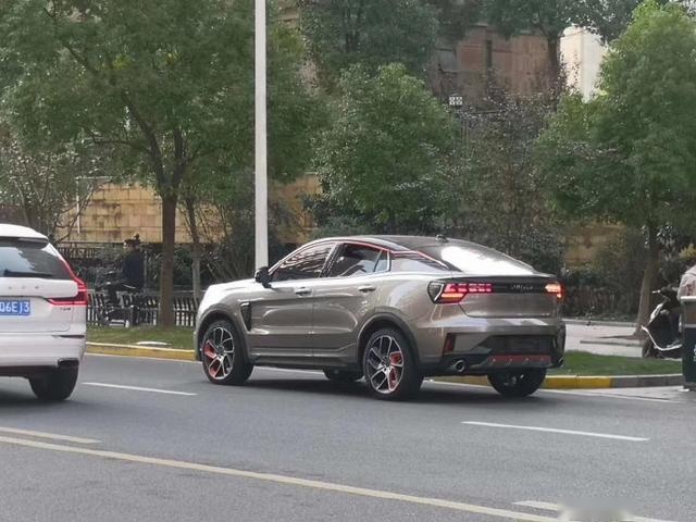 领克05实车上路，轿跑车身，点状尾灯，改进不小