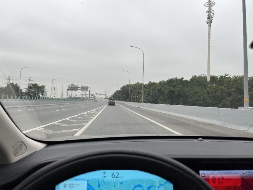 实测亏电油耗4.58L！ B级车荣威D7 DMH不仅性价比拉满 还特省