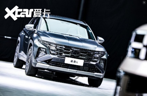 3英寸的全景曲面屏,sbw旋转式电子怀挡,hud抬头显示,ota升级,数字钥匙