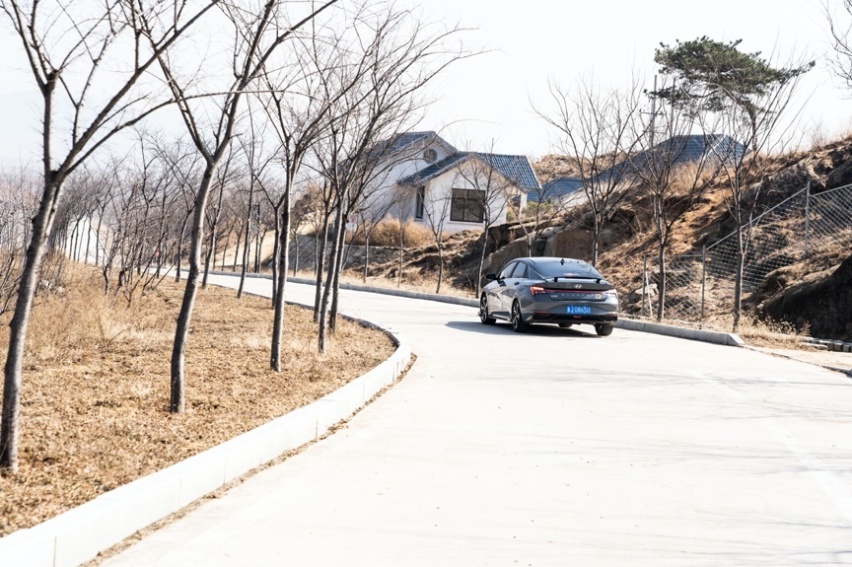 山路崎岖，伊兰特靠什么“泰”然处之？