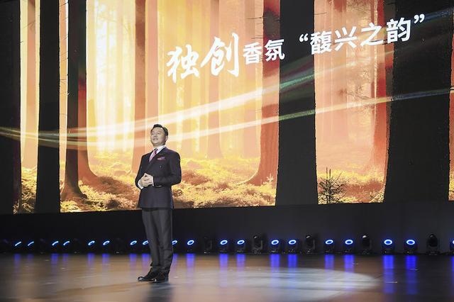 新红旗H9全球首发，劳斯莱斯设计师执笔，加持“九鼎”科技