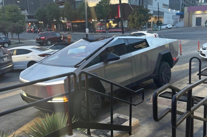 特斯拉Cybertruck街拍，长超5米6+装甲车身，2.7秒破百