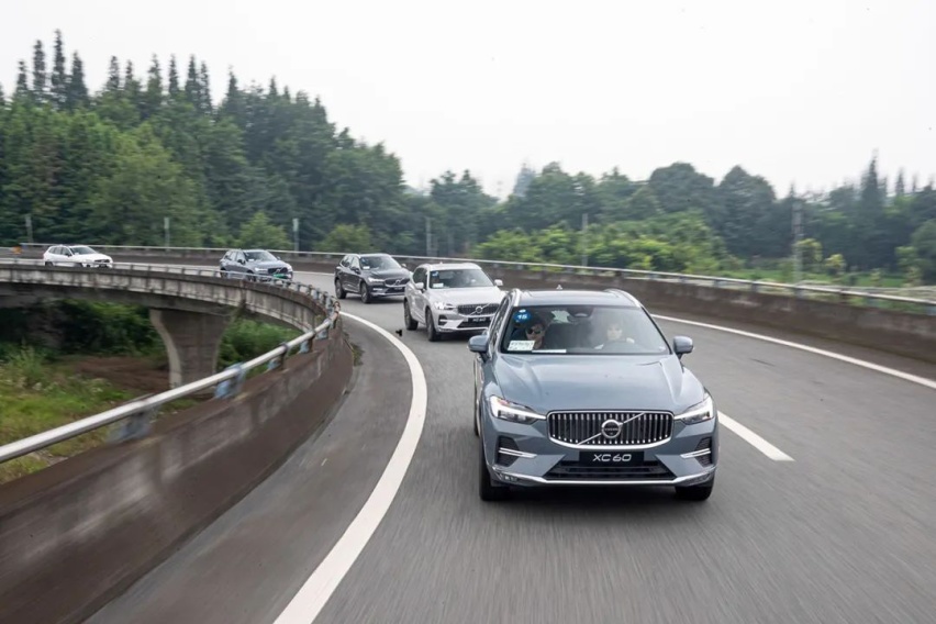 搭48V轻混，终端优惠大，沃尔沃XC60和路虎发现运动，谁更好？