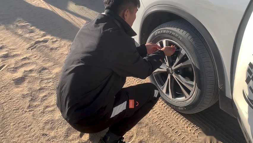 2.5L排量开出了6.3L油耗 还横穿无人区！这SUV杠杠的