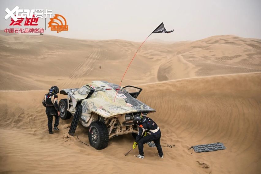 风沙骤雨突袭 2026爱跑·中国环塔国际拉力赛SS6极端天气成最大考验