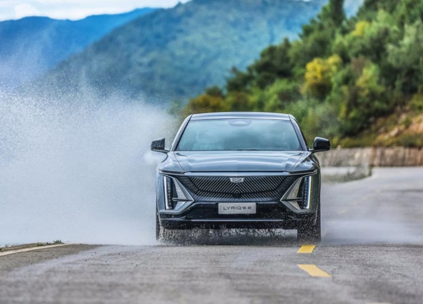 又一款豪车“绷不住”了！连降7.8万的中大型SUV，立省好几万