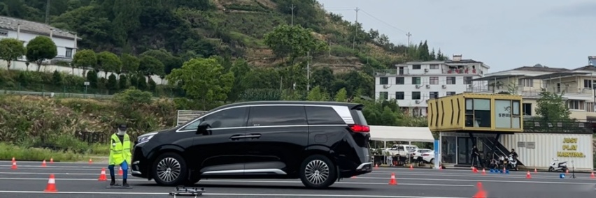 给你们看看赛那与腾势D9这MPV主动刹车实测，谁更靠谱一些？