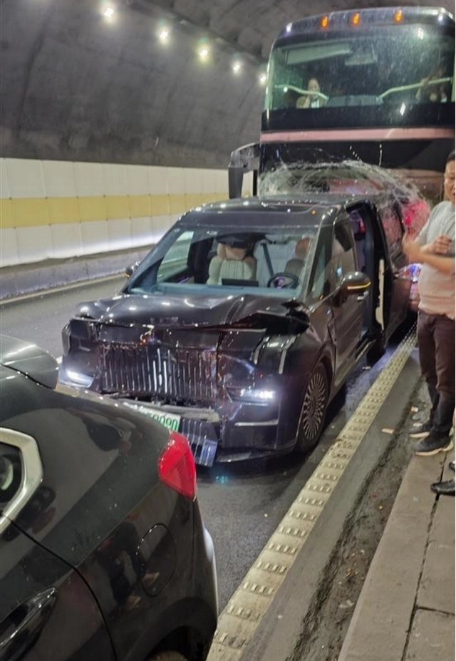 安全到顶！极氪009″双A柱″硬刚30吨混凝土搅拌车“顶压杀手”