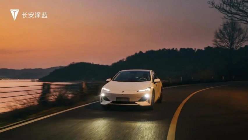 【e汽车】从行业“黑马”到马失前蹄，长安深蓝为何叫好不叫座？