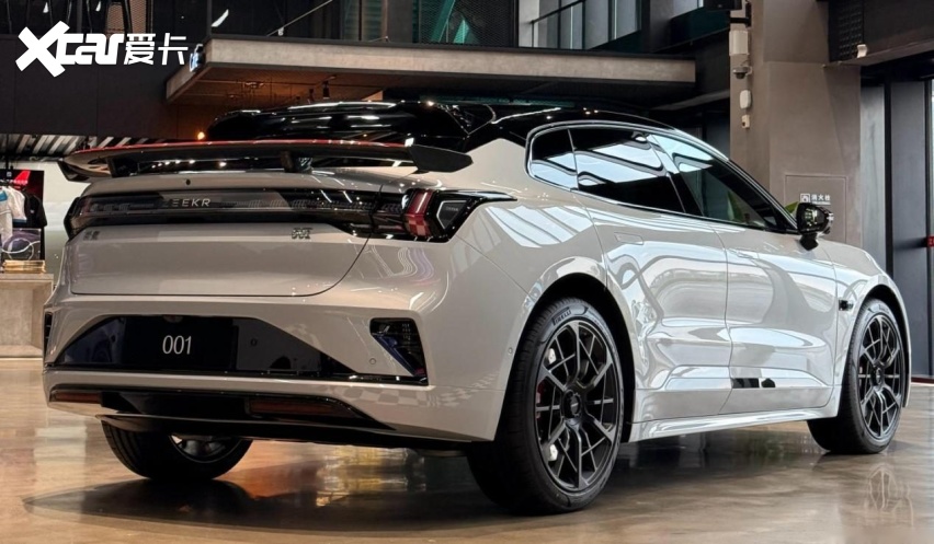 极氪001五周年版对比2026款有什么不同,凭什么贵十几万