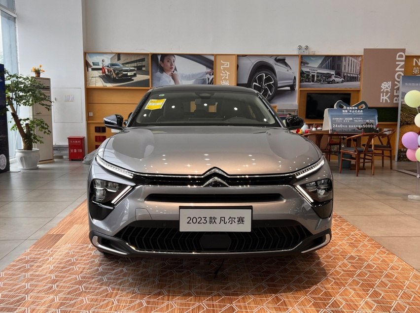 实拍2023款凡尔赛C5 X：除了出众的颜值，科技配置进一步升级！