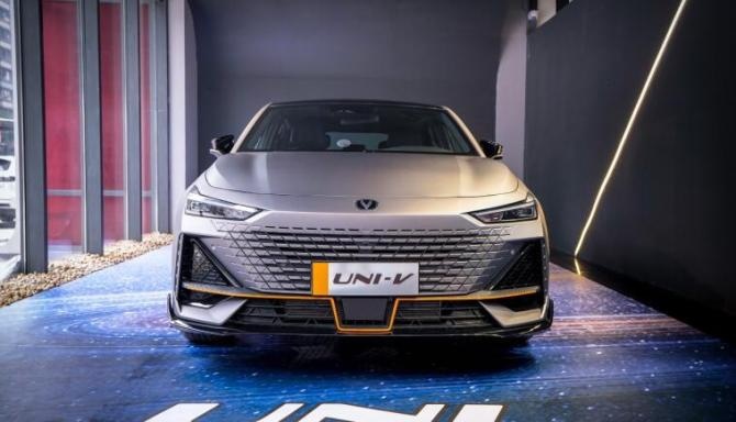 新知达人, 电动升降尾翼+四联屏 UNI-V首发亮相  网友：车买早了