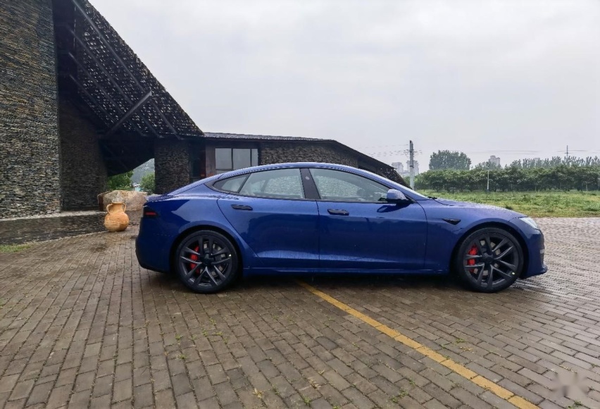 何为真正的人车合一境界？试完特斯拉Model S Plaid版就知道了