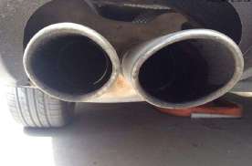 汽车排气管发黑是什么原因导致的，能改变么？