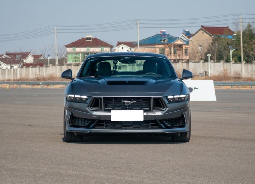 福特Mustang黑马，5.0L V8不带电，需要4.6秒破百