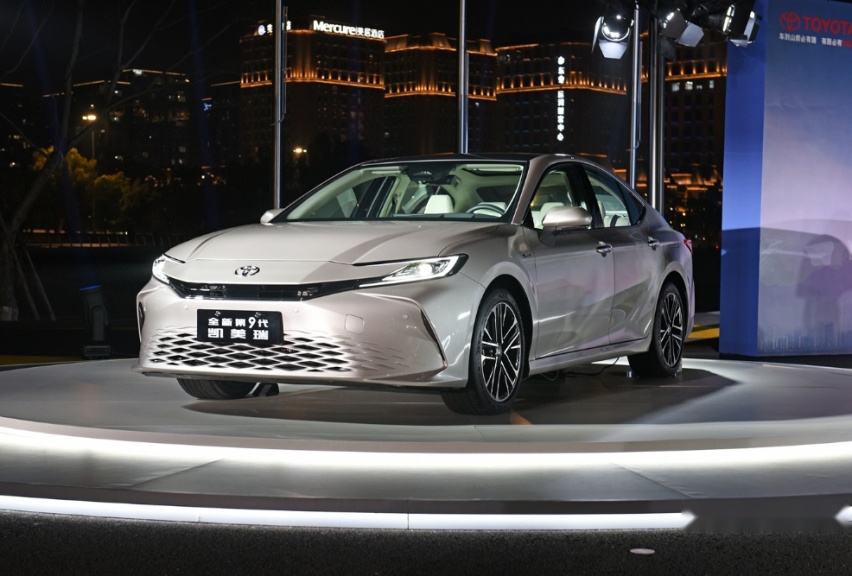 新款丰田凯美瑞2.5L混动版上市：售价21.98-25.98万元