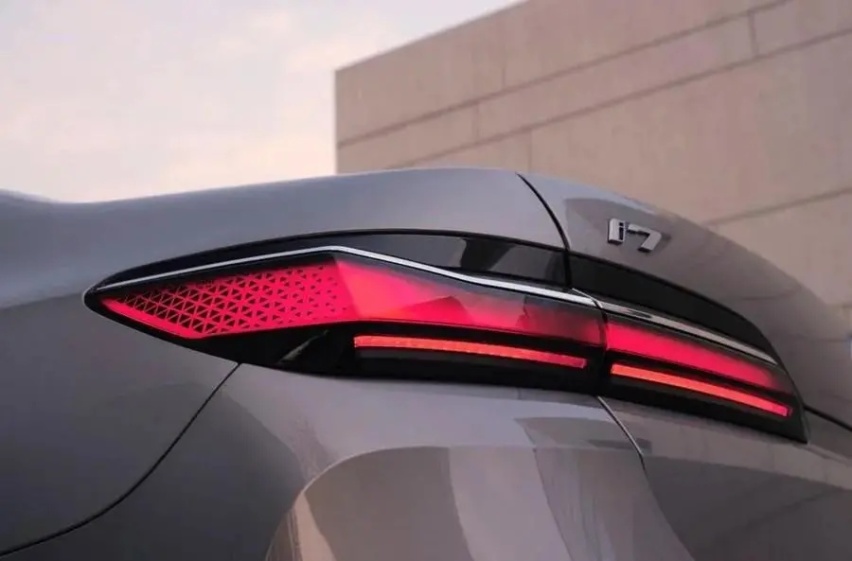【e汽车】“最强BMW i7”强在哪？只有试了才知道