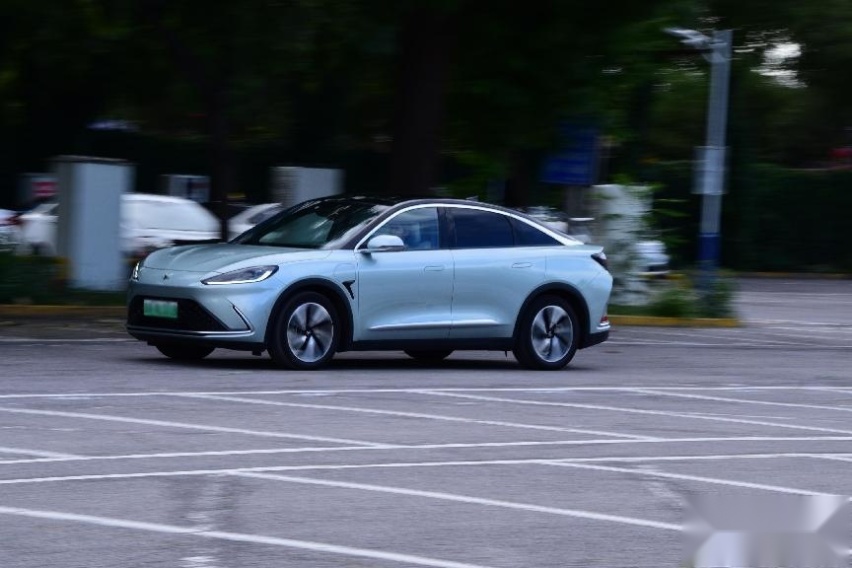 体验极狐阿尔法S 708S，708km扎实续航，静谧舒适大空间！