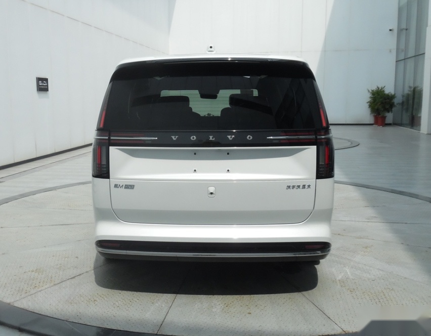 沃尔沃纯电MPV EM90 极氪009姐妹车型有自己风格
