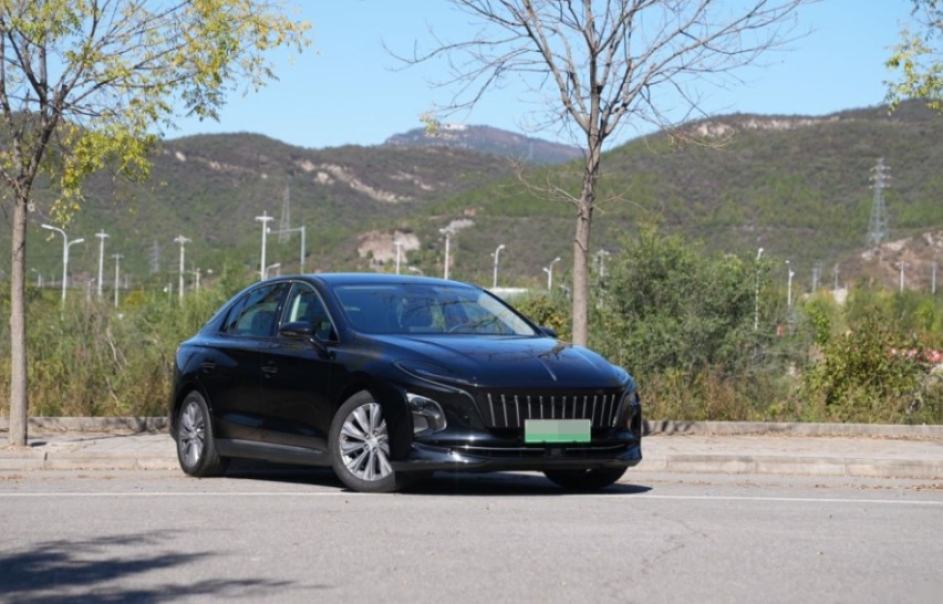 选择网约车别纠结！最长续航620km，推荐红旗E-QM5