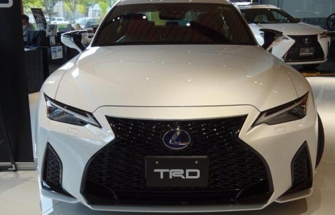 新知达人, 雷克萨斯IS TRD版实车 运动套装+下扩散器+2.5L混动