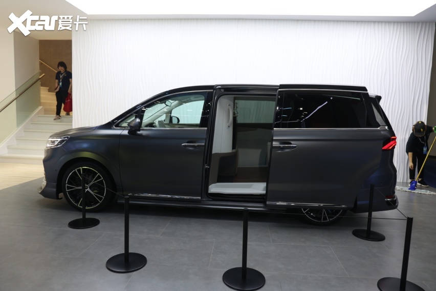 2021成都车展换装大尺寸炫酷轮圈荣威imax8改装车实拍