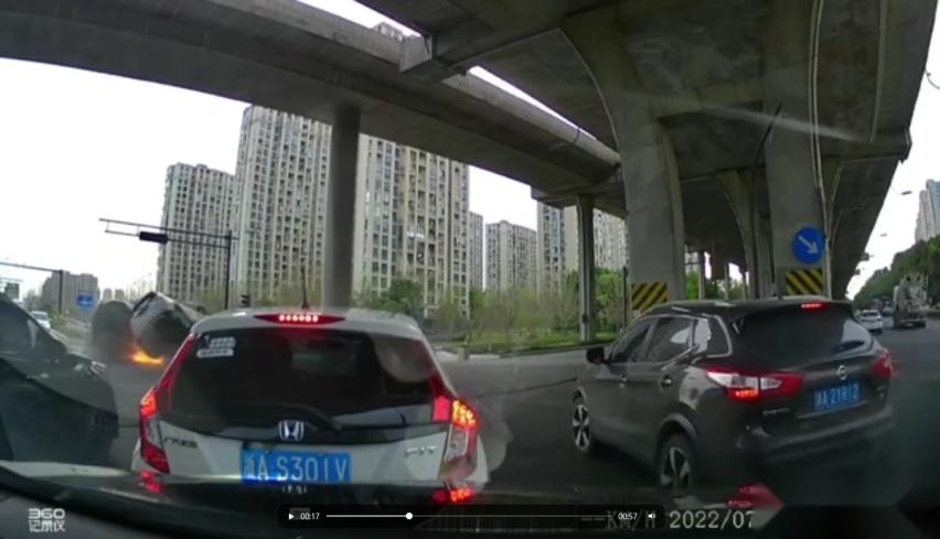突发，视频实拍车祸现场瞬间，一辆特斯拉遭遇碰撞起火自燃了！