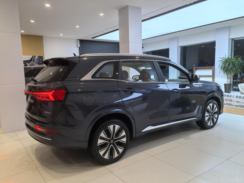 问界M7平替？蓝电E5 PLUS到店，配华为车机，续航1300km