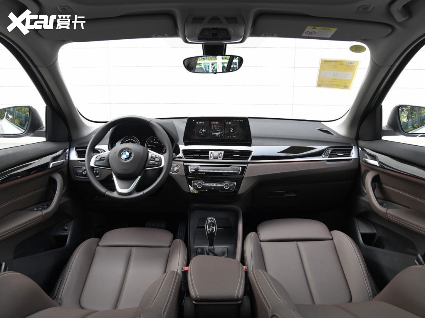 来到车内,新款宝马x1的内饰与老款基本一致,仅仅在细节之处有所改变.