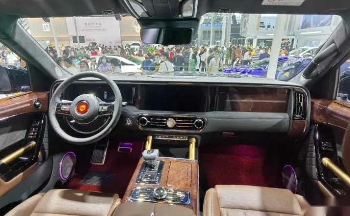 配V8发动机，百万级红旗SUV上市，堪称国产车的气场“天花板”！
