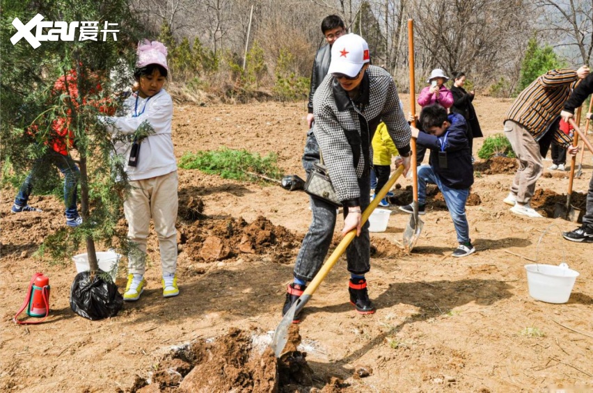 “春风绿野 在星间”西安华中星辉奔驰公益植树节圆满落幕