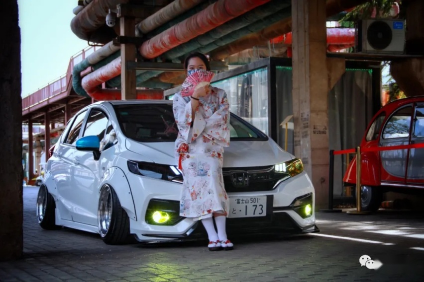 从跑赛道的本田飞度GK5，到宽体姿态小玩物，小姐姐一车通玩