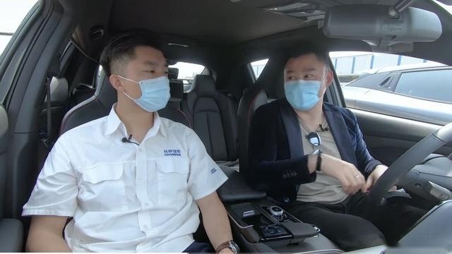 未上市先交车？后浪追捧的长安UNI-T先享车首发，展示高段位营销