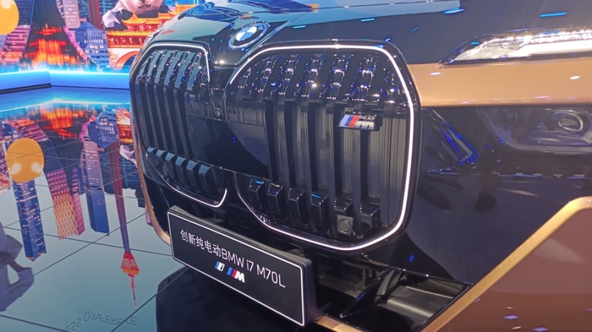 零百3.7秒，宝马i7 M70L是本届车展最强大的电动车？