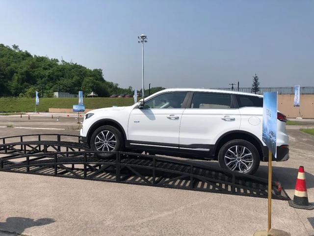 试驾博越PRO:搭载保时捷、路虎同款四驱,性能表现优异