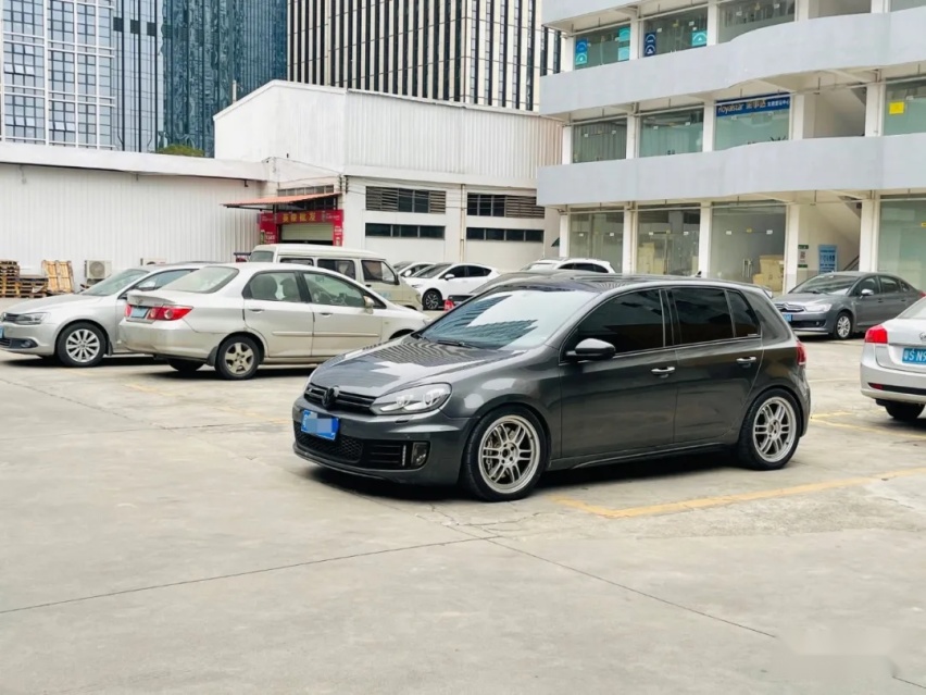 姿态与性能并存的6代高尔夫GTI，01年车主表示玩车很穷但很开心