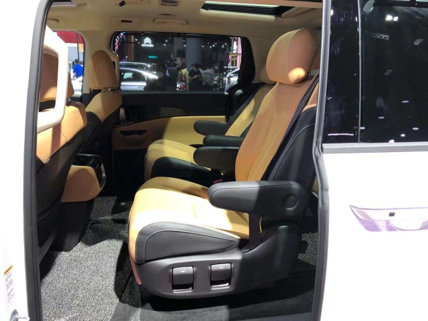 【成都车展】敢和赛那叫板的MPV 预售28.89万元起 起亚嘉华实拍解析