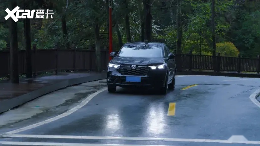 她的山路，她的光芒：十八洞村的苗族姑娘