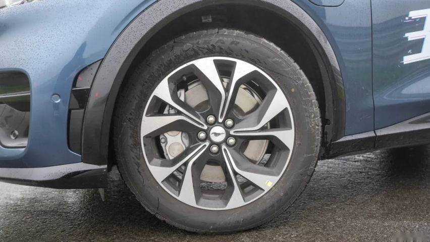 这是同价位唯一比 Model Y 好开的电动 SUV
