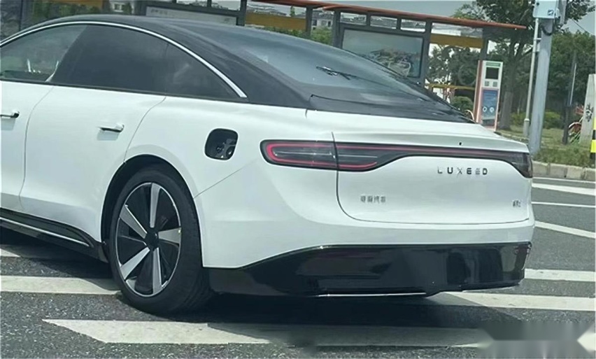 华为智选车Luxeed 路试曝光！首款纯电轿跑，“颠覆性”设计长啥样