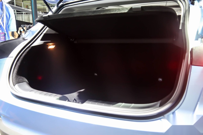 定位紧凑型纯电动 SUV 深港澳车展实拍几何 C