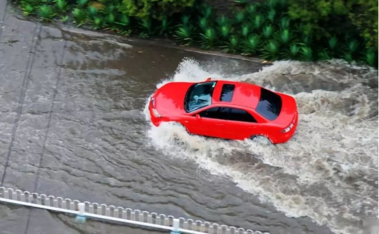 暴雨来袭，车怎么开才安全？万一泡水怎么理赔？
