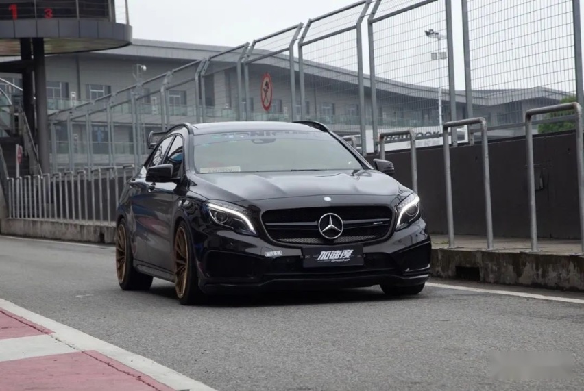 忽悠母亲买了辆奔驰GLA45 AMG，我将它改出了
