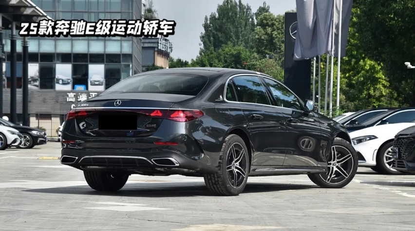 2025款奔驰E级实车到店，增配360度全景影像，有望近期上市