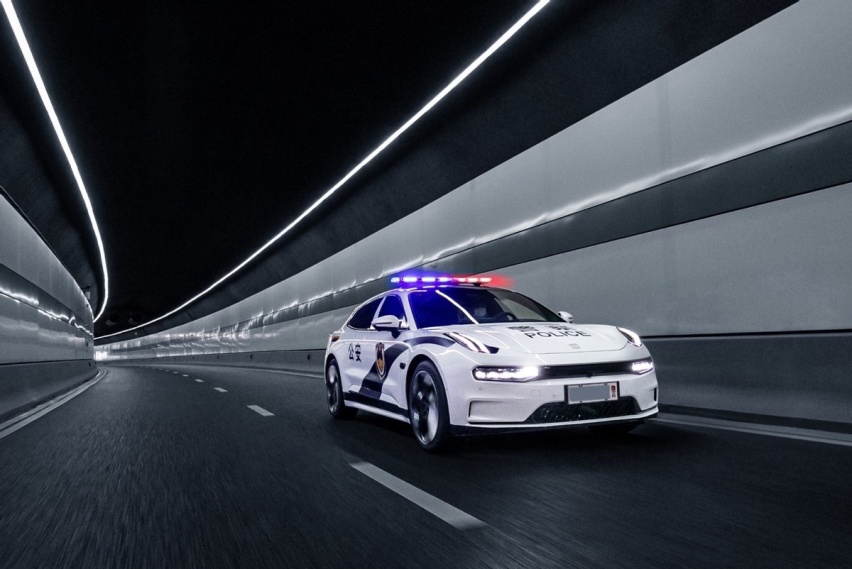 不用羡慕迪拜的壕，极氪001化身最帅“警车”神似法拉利FF