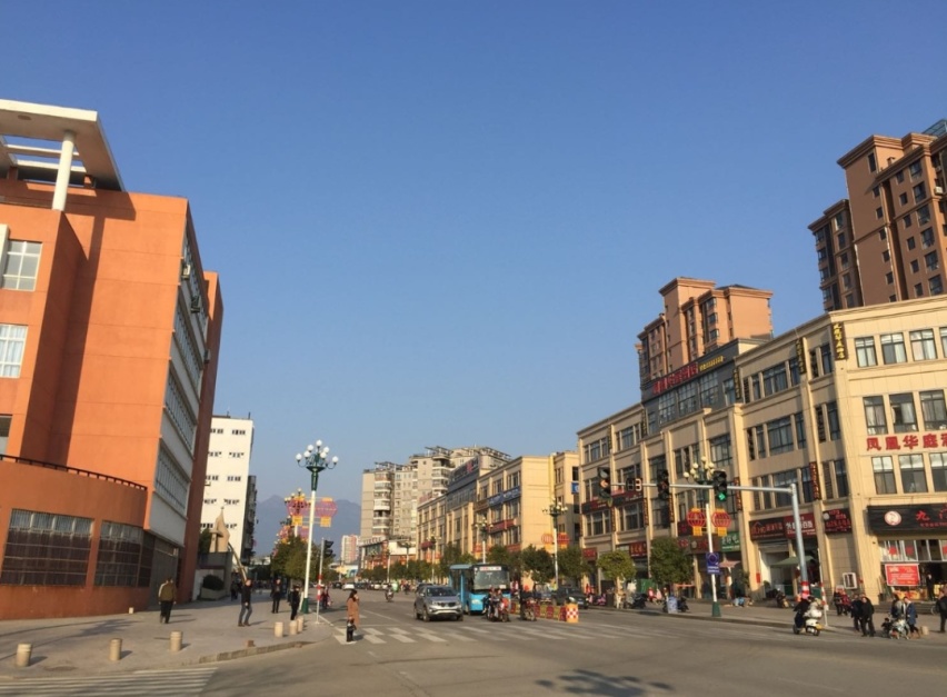 狭小的微型电动车，塞不下那么多后来者