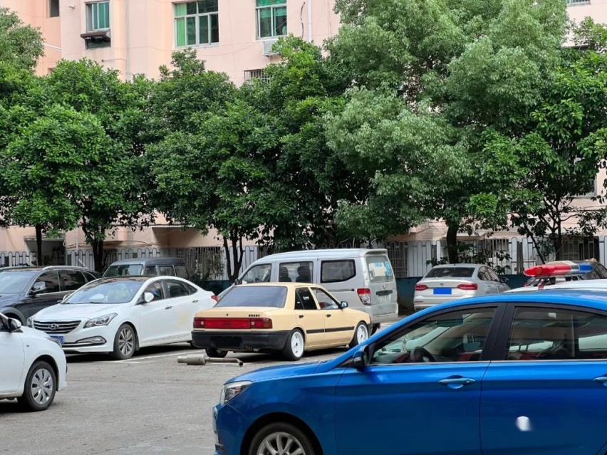01年的马自达323也能玩得这么帅？改装+车身价只需两万多