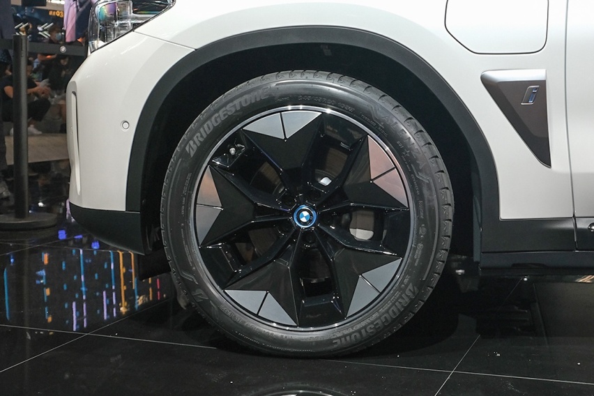 干翻特斯拉Model Y？宝马iX3真有这实力？